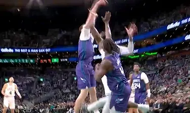 开云线上入口-杰伦-布朗向裁判抱怨领到技术犯规，目前17投仅5中砍下16分